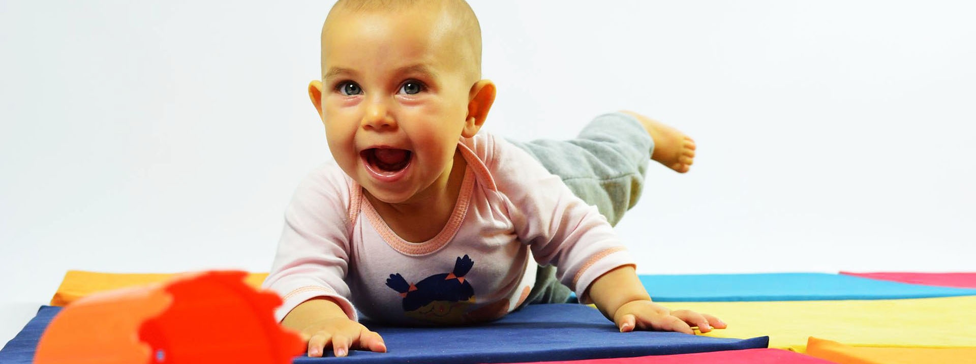 Bobas ćwiczy na macie